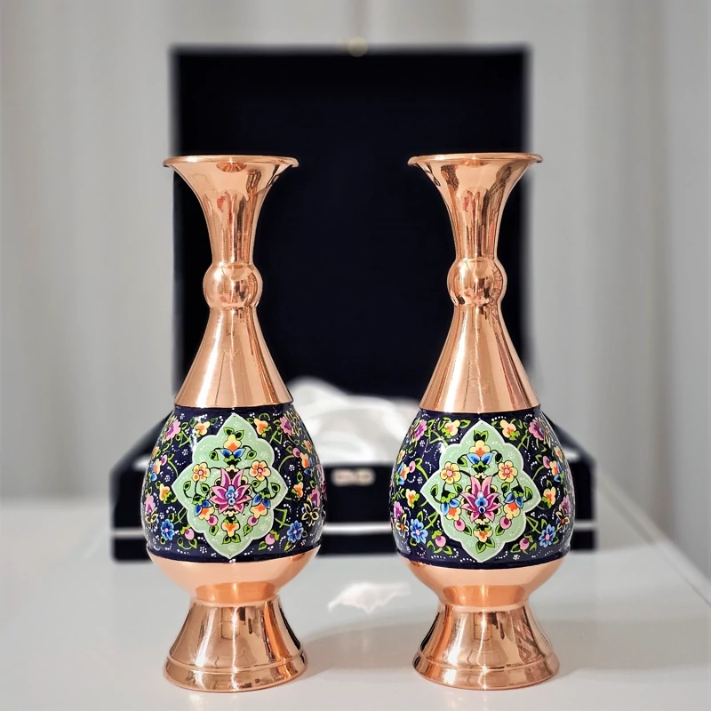 xuziKuYCLxHEVJH3Bs1eu2s3DgT31QXBqMjSsHfUsDU3DdFV1p.jpg_800X800X70 قیمت و خرید گلدان مسی دو عددی 25 سانتی مس و پرداز به همراه جعبه فانتزی - Image 1