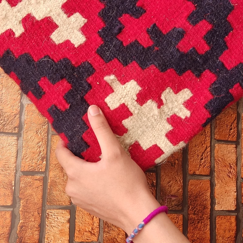 wHohgmTlMsRIzyIWsmN0eODDHnlAQgOicoXGXFCdFLQbYf1GnG.jpg_800X800X70 قیمت و خرید گلیم دستباف دو رو قشقایی رنگ گیاهی و پشم دستریس شسته شده و سرویس شده - Image 1